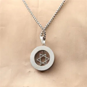 Collana in acciaio al titanio con ciondolo a stella esagonale e catena a scatola