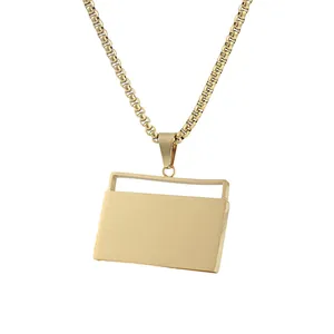 Detalle de un colgante rectangular dorado cepillado en una moderna cadena de eslabones cuadrados