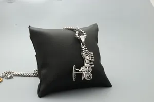 Détail du pendentif de char argenté sur un coussin en satin noir élégant