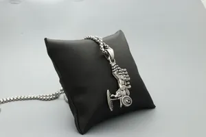 Détail du pendentif de char antique avec gravures en relief sur une chaîne à billes grise