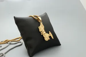 Détail du pendentif chariot doré avec chaîne sur un coussin en satin noir élégant