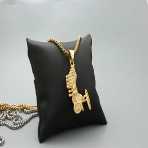 Collier vintage en or avec pendentif char de combat et quatre chevaux galopants