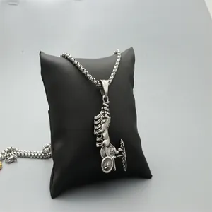 Collier vintage avec pendentif de char et chevaux en argent sur chaîne à mailles carrées