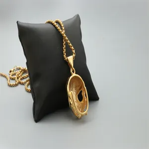Pendentif tête de mort doré vintage avec chaîne box sur coussin à bijoux noir