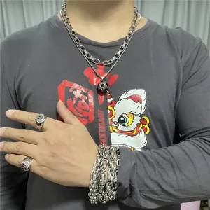 Herren Punk-Edelstahlschmuck-Set mit Fußball-Anhänger und Ringen mit Smiley-Gesichtern