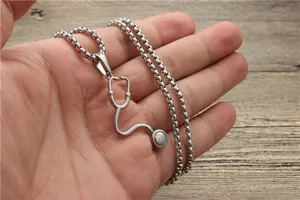 Nahaufnahme des Stethoskop-Anhängers an einer Gliederkette in der Hand