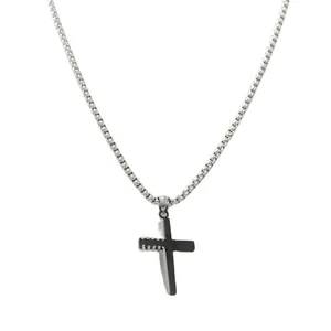 Gros plan du pendentif croix punk industriel en acier poli bicolore argent et noir