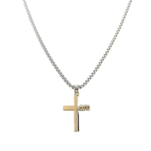 Détail d'un pendentif croix bicolore en acier avec texture givrée dorée et dos argenté