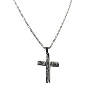 Détail du pendentif croix punk vintage avec incrustation noire et chaîne box