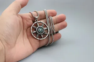 Dettaglio della collana con ciondolo a bussola rotante con catena box in argento vintage