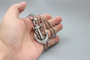 Gros plan du pendentif ancre crochet pirate en acier inoxydable 316L vieilli argent