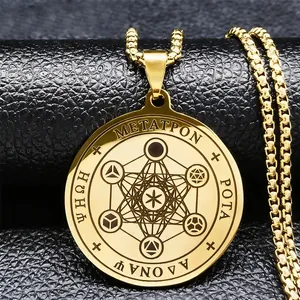 Collier cube de Métatron en acier doré avec pendentif gravé posé sur un support en cuir noir