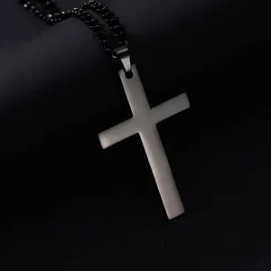 Pendentif croix en acier inoxydable poli avec chaîne noire pour hommes