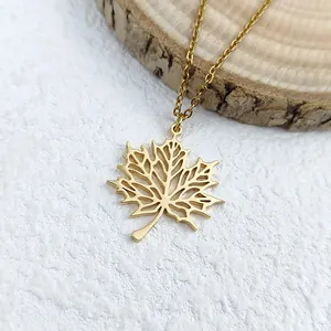 Pendentif feuille d'érable dorée en acier inoxydable poli avec détails évidés