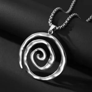 Collier moderne en acier inoxydable argenté avec un grand pendentif spirale martelé
