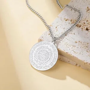 Collier pour homme avec pendentif rond en acier inoxydable et calligraphie arabe gravée