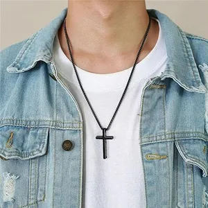 Collana da uomo con croce in acciaio inossidabile nero opaco e incisione biblica
