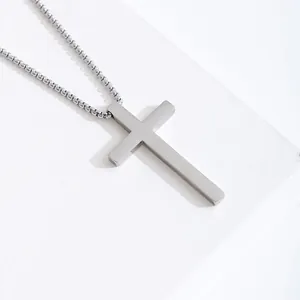 Collana con pendente a croce in acciaio inossidabile argento lucido e catena a maglia