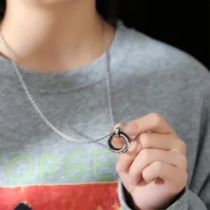 Collier pour homme avec pendentif à trois anneaux entrelacés en argent et noir