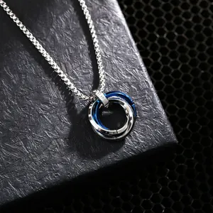 Collier pour homme en acier titane avec trois anneaux entrelacés bleu et argent poli