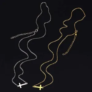 Detailansicht der Kreuzanhänger-Halsketten in Gold und Silber mit Karabinerverschluss