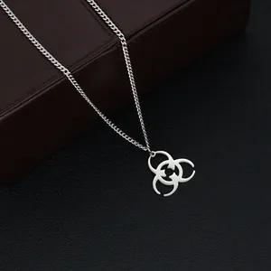 Collier punk en acier inoxydable avec pendentif biohazard sur fond en cuir sombre