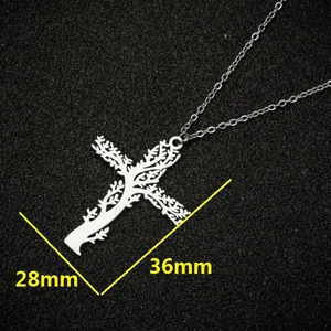 Détail macro du pendentif croix arbre de vie argenté mesurant trente-six par vingt-huit mm