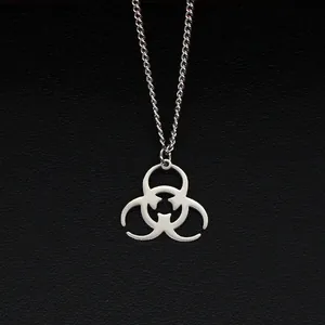 Collier avec pendentif symbole biohazard en acier inoxydable argenté poli sur fond noir