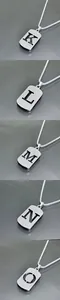 Détail des pendentifs lettres découpées K à O sur colliers en acier inoxydable