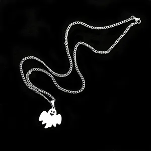 Collana con ciondolo a fantasma in acciaio al titanio lucido su sfondo nero minimalista