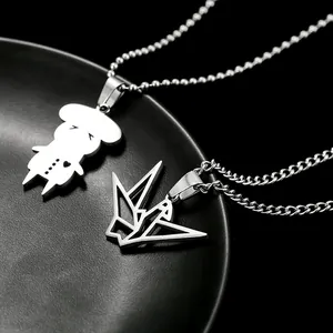 Collares de acero inoxidable pulido con figura de dibujos y colgante grulla origami