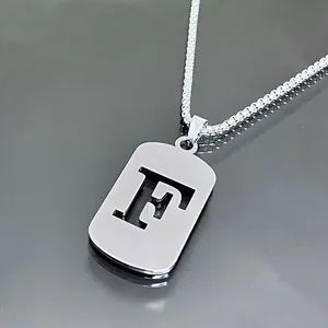 Collier minimaliste en acier inoxydable avec pendentif lettre F ajourée et chaîne perle