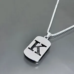 Collier en acier inoxydable poli avec pendentif lettre K évidé sur une chaîne de blé