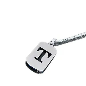 Collier en acier inoxydable poli argent avec un pendentif rectangulaire lettre T creuse