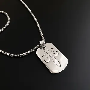Collier en acier inoxydable poli avec pendentif croix évidé et chaîne à billes