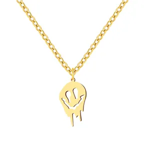 Detailansicht einer vergoldeten Kette mit schmelzendem Geister-Smiley-Anhänger im Street-Style