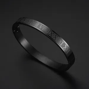 Mattschwarzer Edelstahl-Armreif mit gravierten römischen Ziffern im minimalistischen Design
