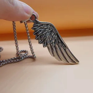 Collier rétro en acier inoxydable avec grand pendentif aile plume sur chaîne perle