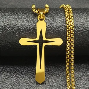 Collar de cruz de acero de titanio dorado con colgante de estrella sobre cuero negro