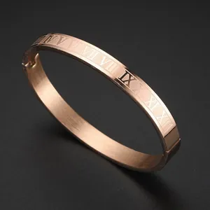 Eleganter roségoldener Edelstahl-Armreif mit gravierten römischen Ziffern im Retro-Stil