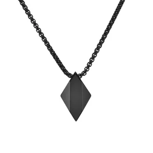 Pendentif losange géométrique noir mat sur un collier à chaîne circulaire assorti