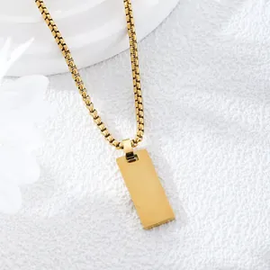 Makroaufnahme einer goldenen Rechteck-Halskette mit polierter Fläche und Box-Kette