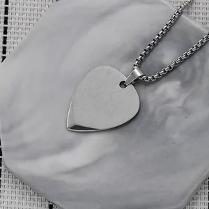 Collana plettro per chitarra in acciaio inossidabile con pendente spazzolato su base marmo