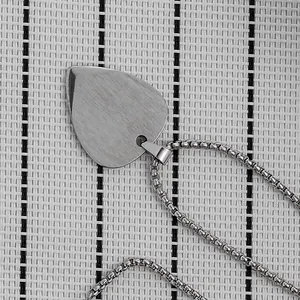 Collana con pendente a plettro in acciaio inossidabile spazzolato e catena a scatola