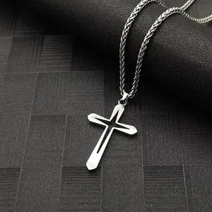 Colgante de cruz de acero inoxidable plateado para hombre con diseño calado y cadena tejida