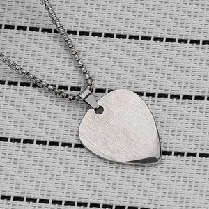 Collana con ciondolo a plettro in acciaio inossidabile spazzolato e catena a scatola