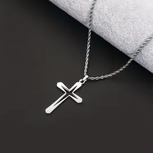 Colgante de cruz hueca plateada en collar de cadena trenzada de acero para hombre