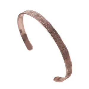 Bracelet jonc élégant en acier inoxydable or rose avec finition texturée dépolie