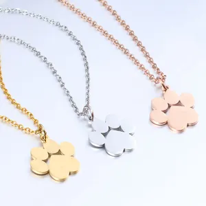 Collana minimalista in acciaio al titanio con pendente zampa e cuore in tre tonalità