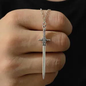 Collier avec pendentif épée gothique en argent et chaîne punk au style vintage